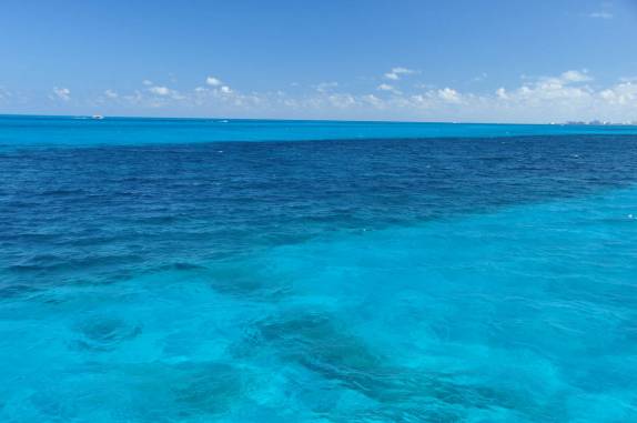 No caminho para Isla Mujeres, um mar que parece uma piscina, no litoral sul do México, do lado do Caribe